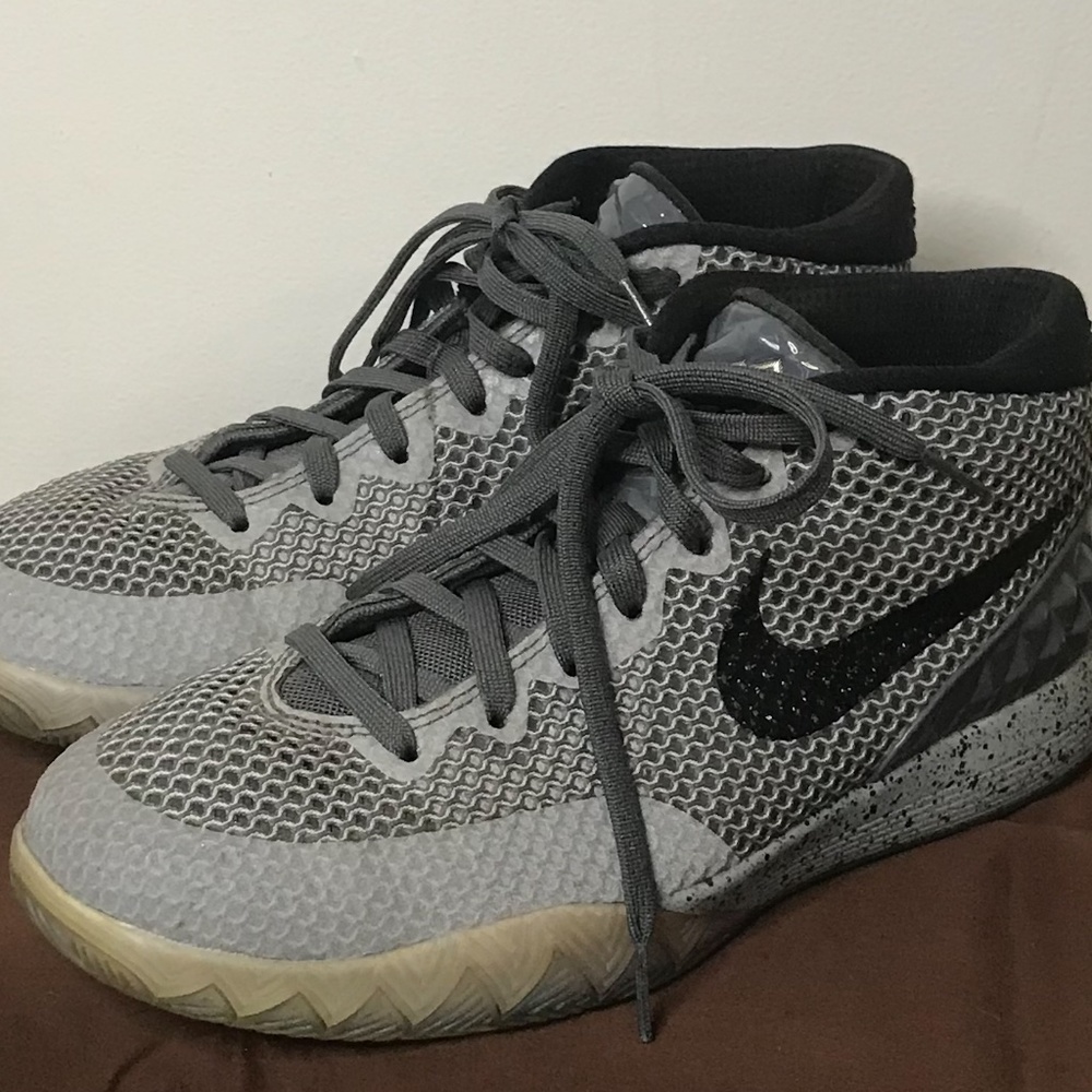 Nike Kyrie Basketball Shoes Women's 9 Kids 7